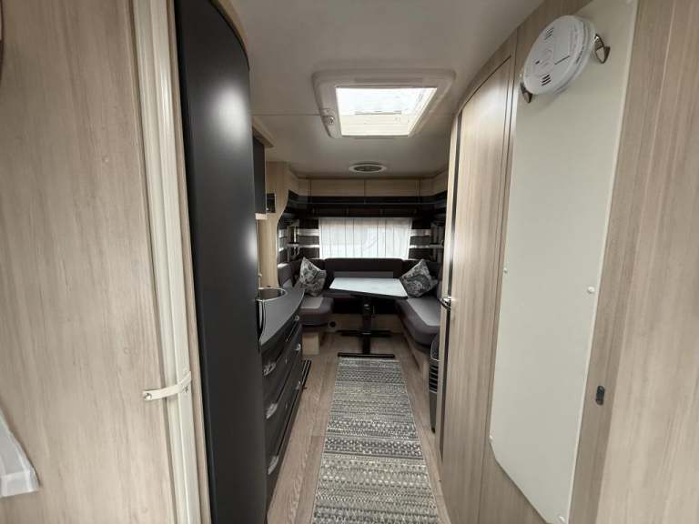 2018 HOBBY De Luxe Edition 495 UL fixed single beds