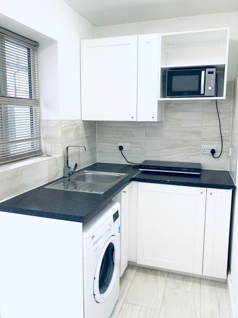 REFURBISHED: COMPLETE INDEPENDENT STUDIO: NEXT TO EASTHAM STATION: ALL BILLS INCLUSIVE 