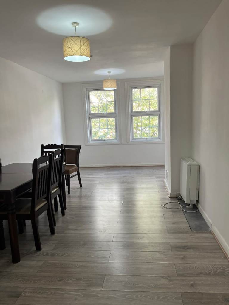 Two bedroom flat to rent 2 min from Edgware Underground Station **NO AGENTS PLEASE**