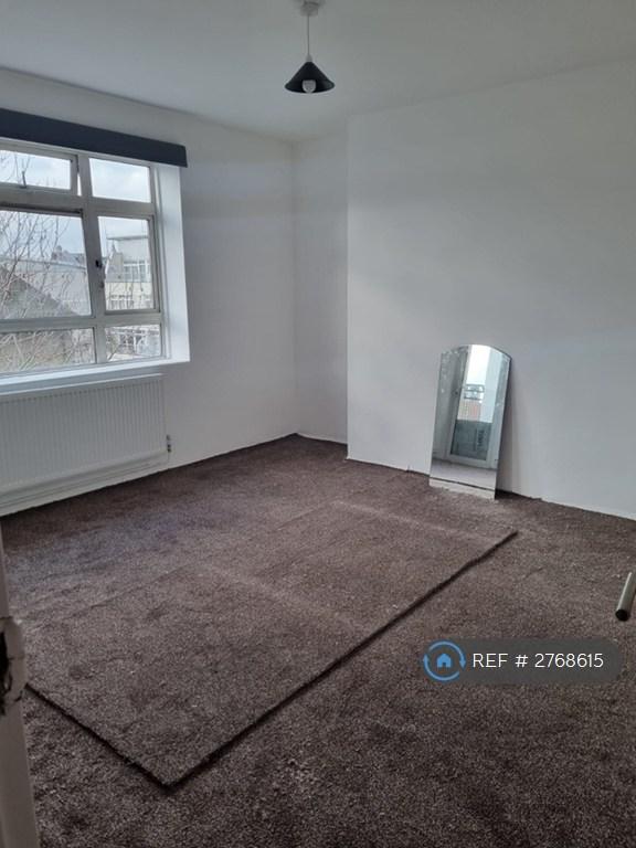 3 bedroom flat in St. Peters House, London, SE17 (3 bed) (#2768615)