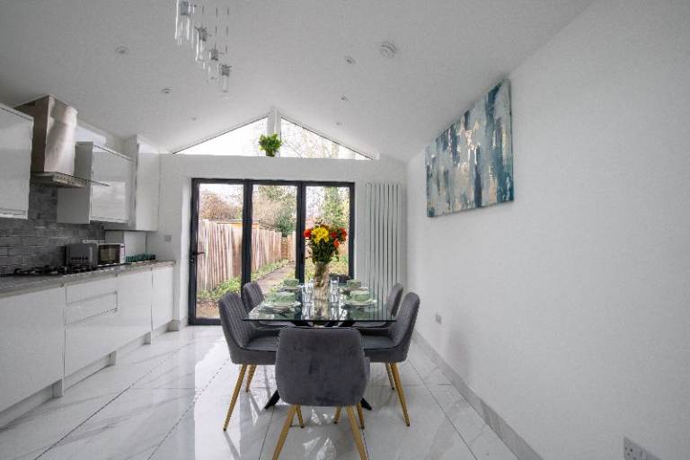 SHORT/MED TERM let in Windsor, near Heathrow airport 