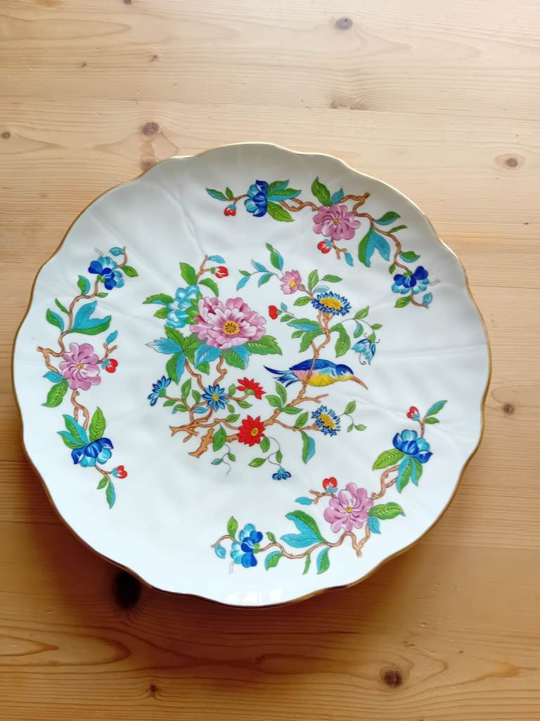 Aynsley Pembroke decorative plate - 26 cms diameter, excellent condition.  Buyer collects only 