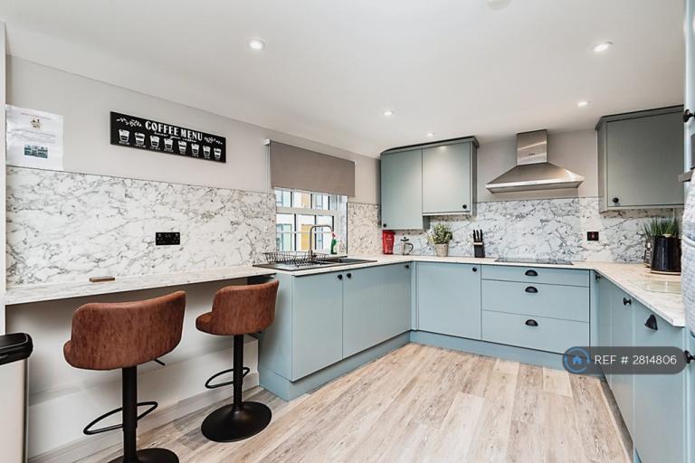 2 bedroom flat in High Street, Cheltenham, GL50 (2 bed) (#2814806)