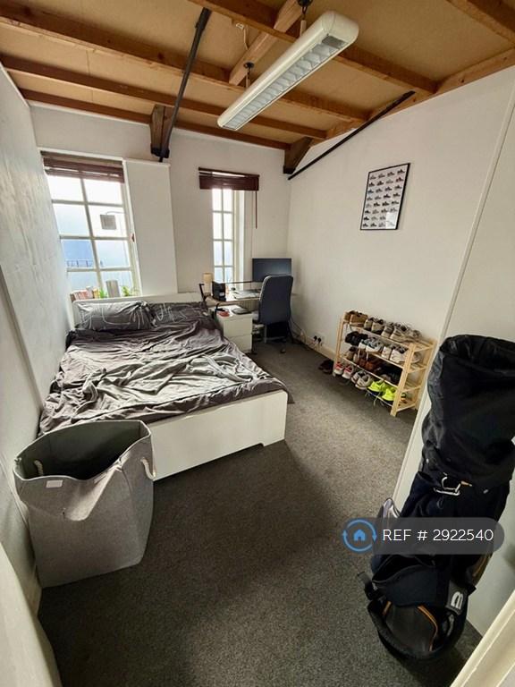 1 bedroom in Garratt Lane, London, SW18 (#2922540)