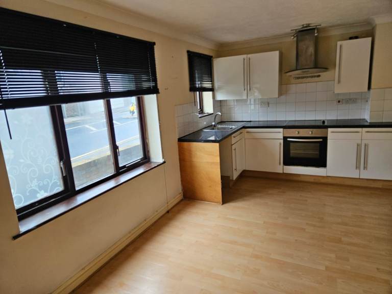 Decent One bedroom Flat, 294 Chatham High Street
