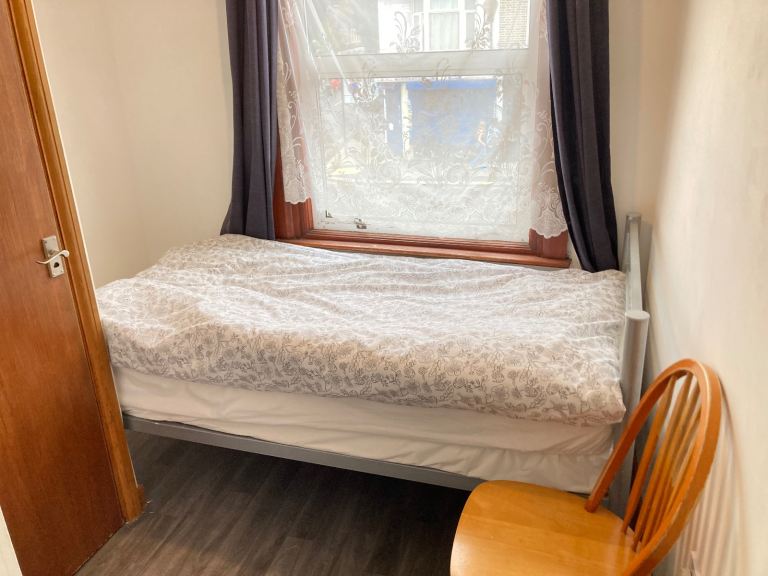 In House Medium Room To Let Share 3 Bath Shower Kitchen Garden InclBillsNet VeryNearTubeBusShops