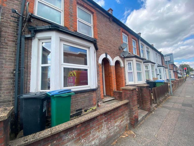 3 Bed 2 wc terraced house to rent in watford-LEAVESDEN ROAD