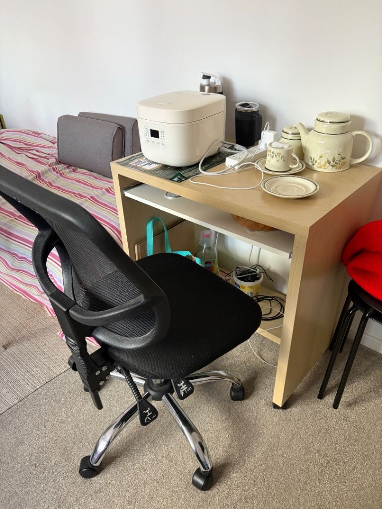 Almost new table and chairs for study