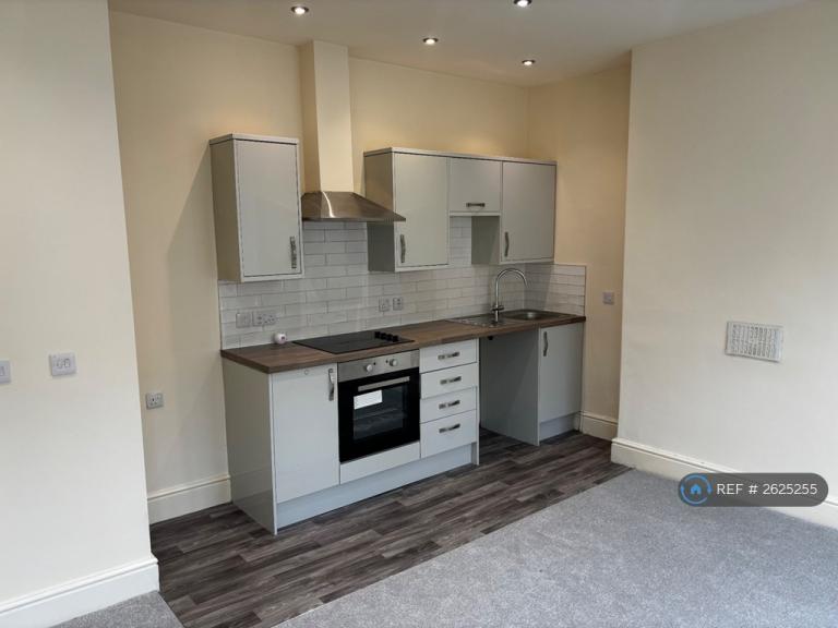 1 bedroom flat in Albemarle Crescent, Scarborough, YO11 (1 bed) (#2625255)
