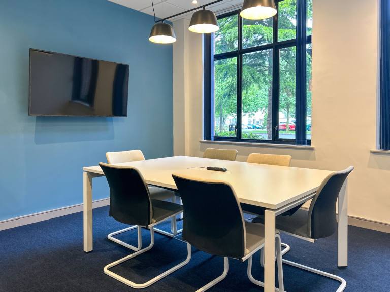 Belfast - BT12 5GH \ Office Space for Rent - 4 Workstations