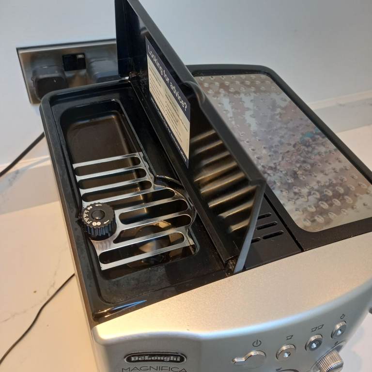 Delonghi magnifica coffee machine