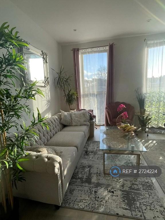 2 bedroom flat in The Crescent, Sutton, Greater London, SM1 (2 bed) (#2724224)