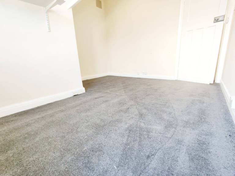 2 BED-SPACIOUS LIVING-SEPRATE KITCHEN NEXT TO STATION PART-DSS £1499