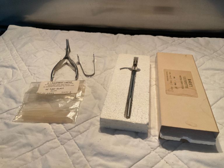 Falconry bird inseminating equipment 