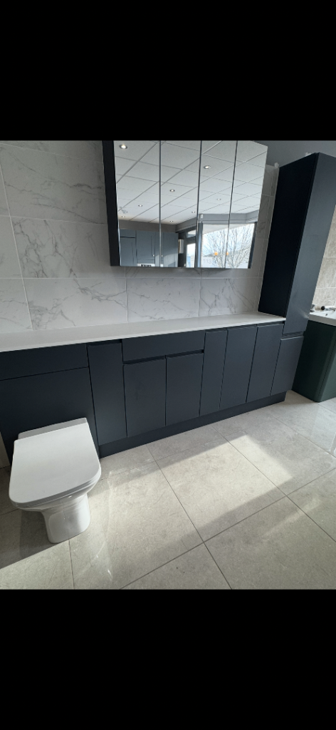 EX DISPLAY NEW J HANDLE FITTED BATHROOM FURNITURE rrp£3000