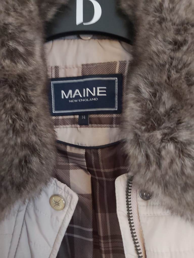 Lovely ladies jacket with removable faux fur collar