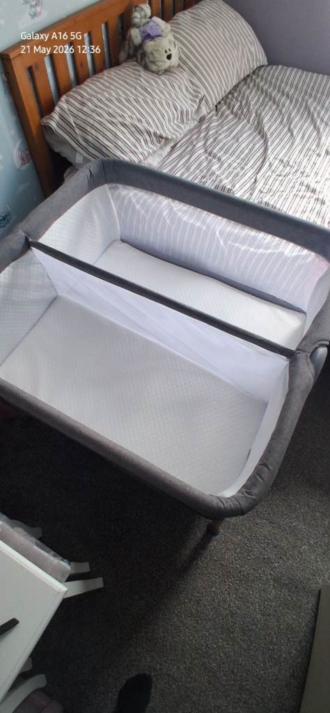 BRAND NEW- Puggles Twin/Sibling Bedside Bassinet - Excellent Condition