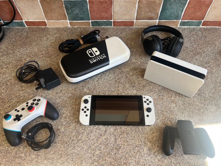 Nintendo Switch White + 5 games & accessories 