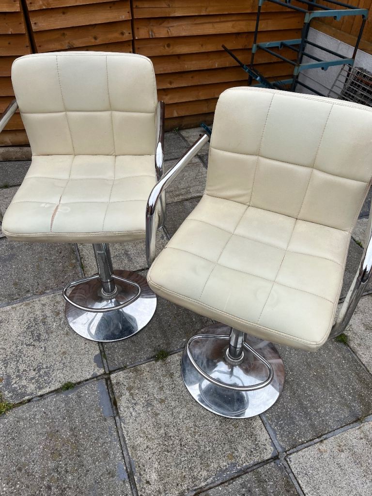 SET OF 2 CREAM BAR STOOLS WITH ARMS 