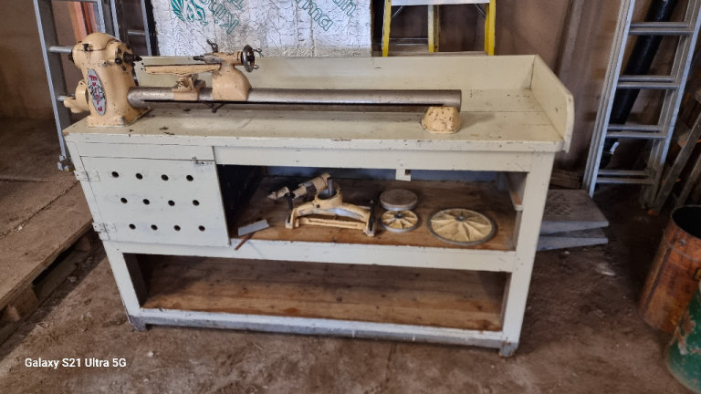 Workbench with lathe