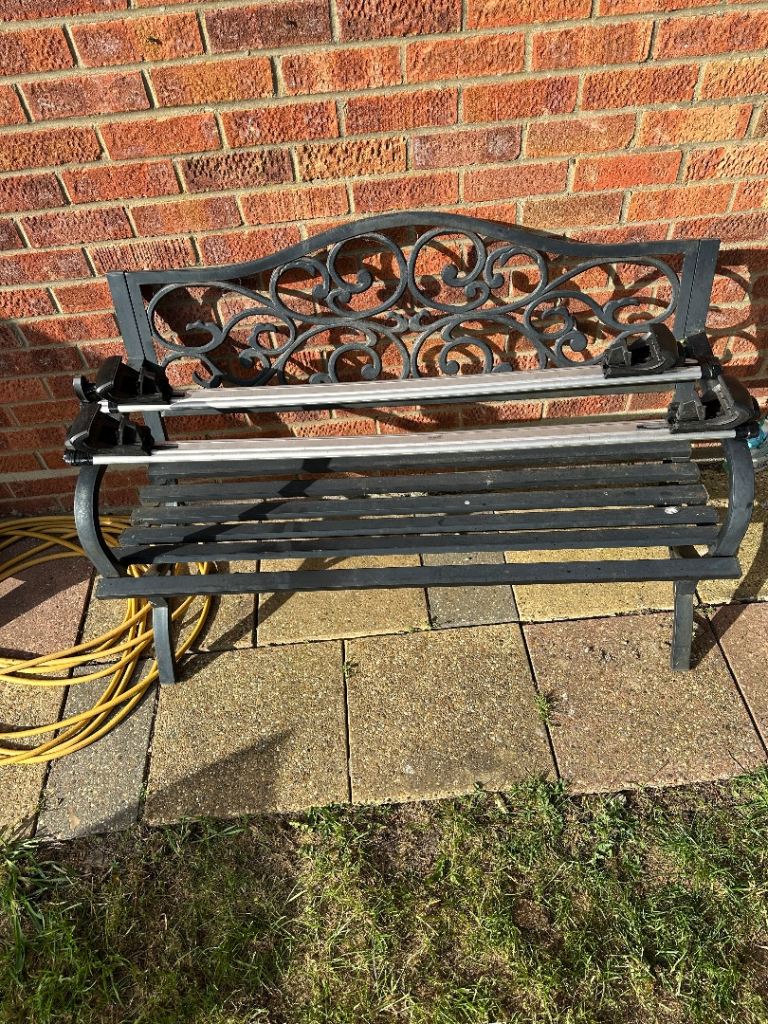 Thule Roof Bars (1.30m) & Evo Raised Rail Foot Pack 7104 – USED – £75 – Marks Tey