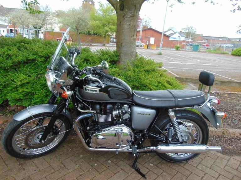 Triumph Bonneville T100 865 2012 mint low dry miles 6371 FSH extras p/ex,s OK   