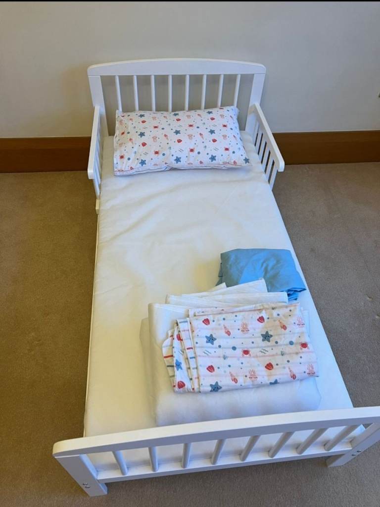 Classic White Wooden Toddler Bed (140 x 70 cm) with nearly new mattress.