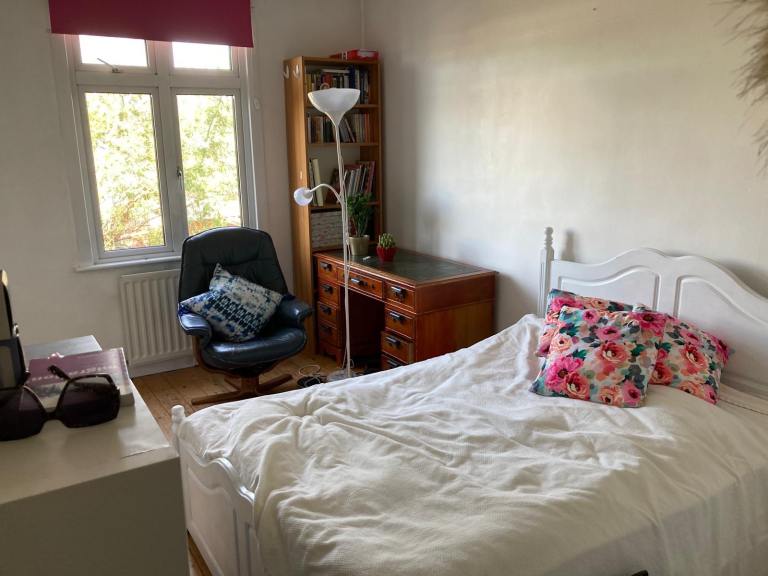 Double room in Kingston with on-suit 850 included bills 
