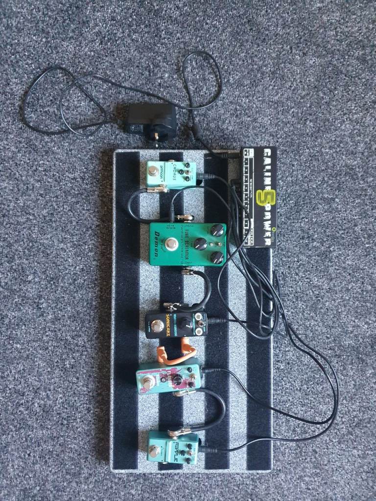 Complete pedal board | 5 pedals and power supply 