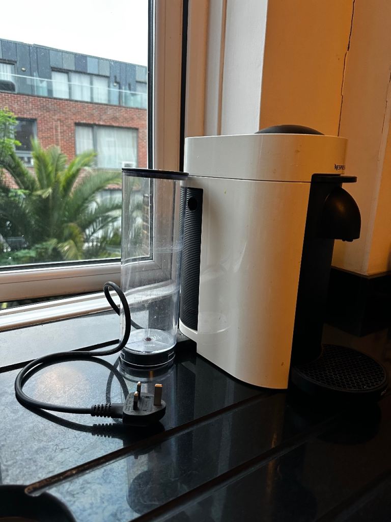 Nespresso Vertuo Plus - hardly used 