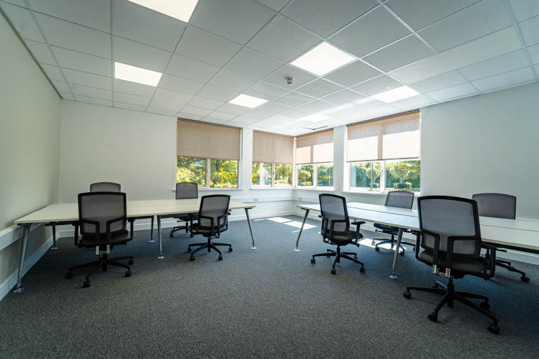 Kircaldy - KY26QJ \ Office with 3 Desks for Rent