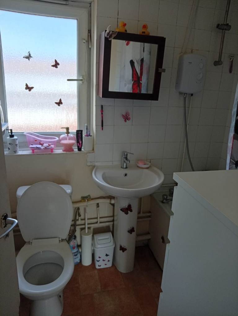 1 bedroom 2nd Floor large apartment for rent in Çollierswood, SW19 area in a Popular Development 