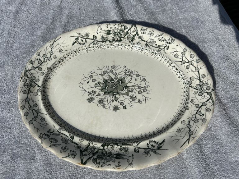 Pretty design antique oval serving plate