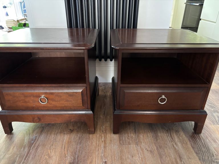 PAIR OR GENUINE STAG BEDSIDE TABLES 