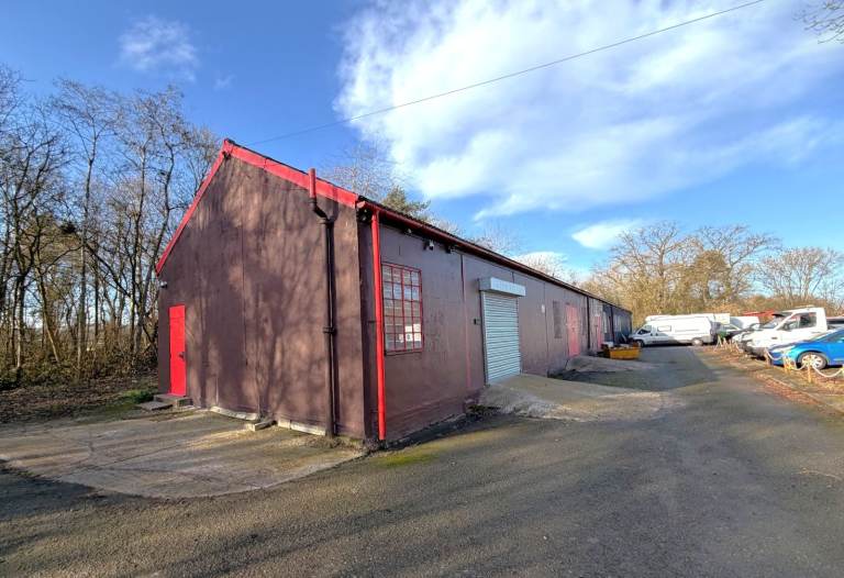 1,054 sq ft Workshop + Mezzanine – £160 per week (No VAT) – Motor Trade Friendly – Oswestry