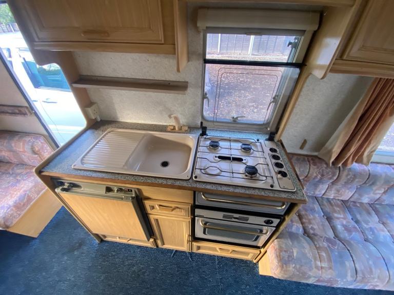 BAILEY HUNTER 440/4 - 1999 - 4 BERTH - WASHROOM & SHOWER - BARGAIN BE QUICK 