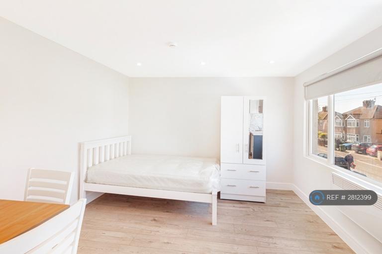 Studio flat in Staines Road West, Ashford, TW15 (#2812399)