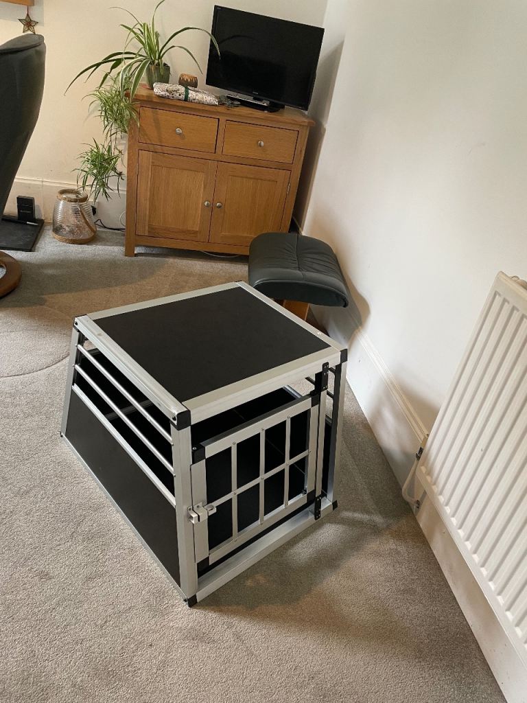 Aluminium dog crate for car