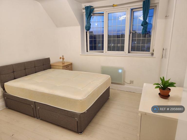 2 bedroom flat in Great West Road, Hounslow, TW5 (2 bed) (#2958880)