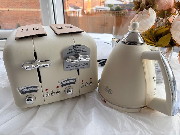 Brand new Delonghi Kttle and Toaster