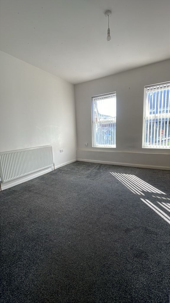 ROOM TO RENT IN TOWN CENTRE 