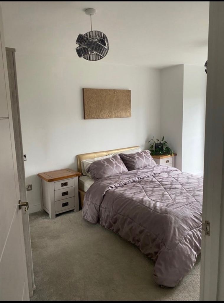 Spacious EN SUITE KINGSIZE BED FEMALE PREFERENCE