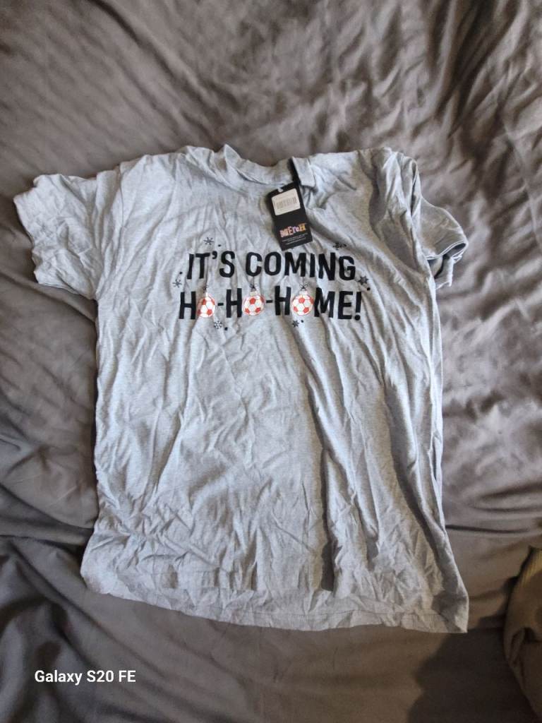  New Merch Christmas Football T-Shirt Grey Size L - It's Coming Ho Ho Ho Home - 