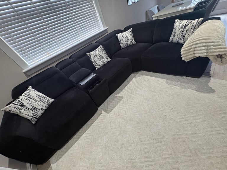 Large Black Corner Sofa with Recliner and Console storage / usb ports  – Good Condition