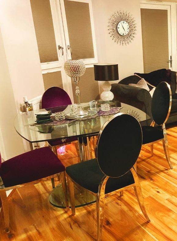 Extendable 4-6 Seat Dwell Oval Glass Dining Table 