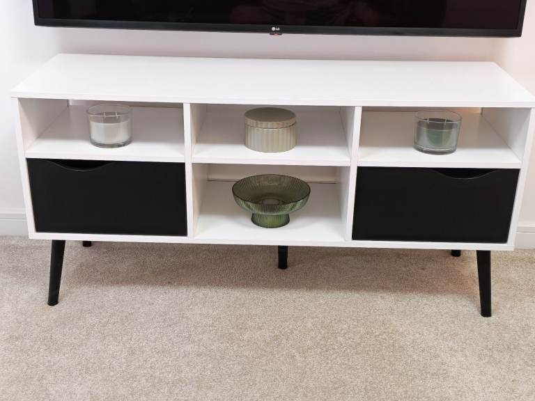 Black & White TV unit