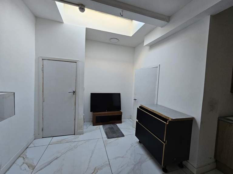 Studio flat to rent in west Drayton 