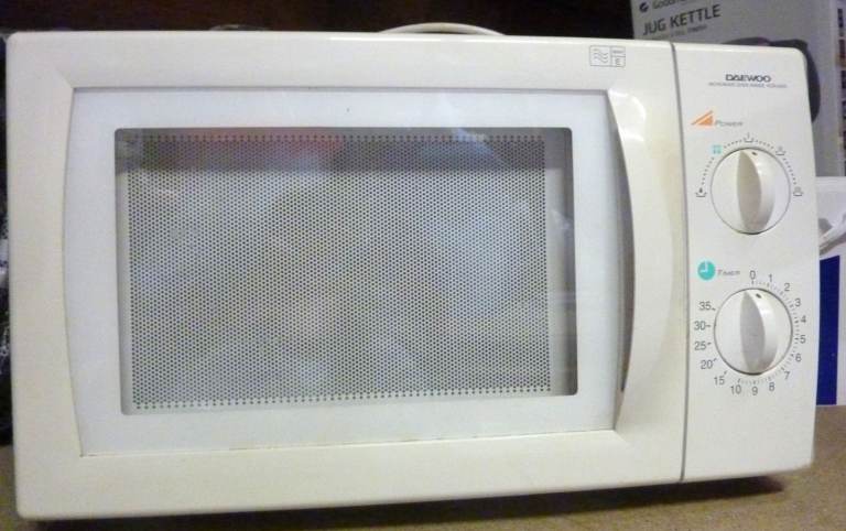  Easy-to-Use Microwave in Excellent Condition – £30 –  WHITE 