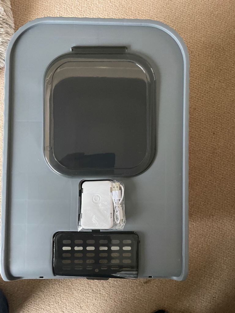 Covered cat litter tray with uv sterilisation 