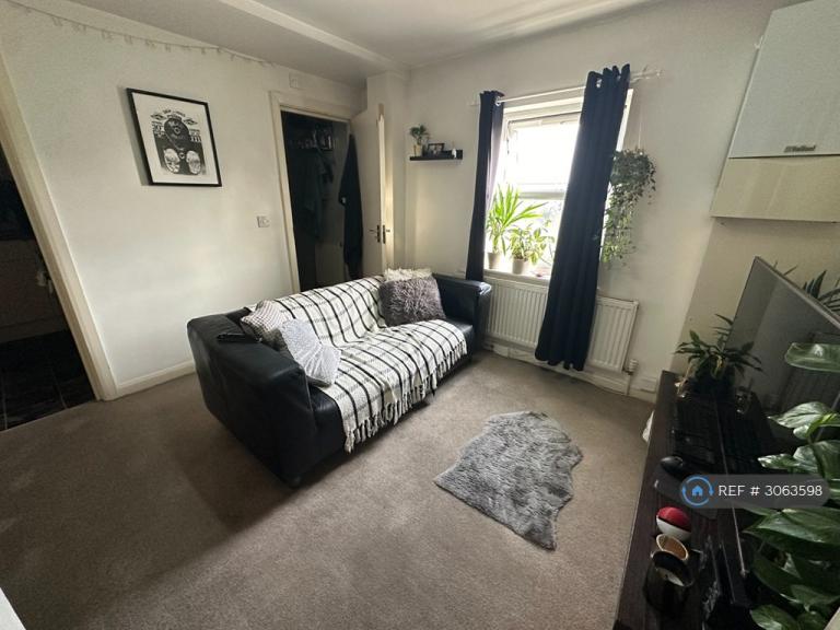 1 bedroom flat in Uxbridge Road, London, W12 (1 bed) (#3063598)
